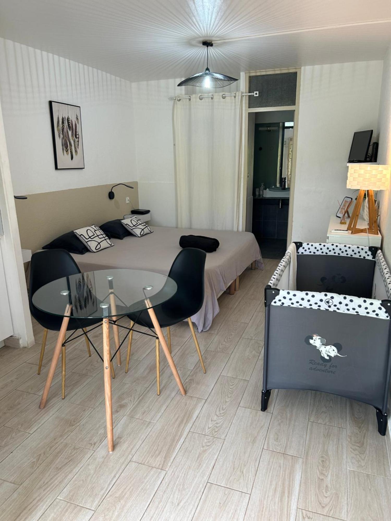 Superbe Studio Avec Piscine, Au Coeur De La Marina! Village Soleil ! Proche Aeroport & Ferry Le Gosier  Extérieur photo